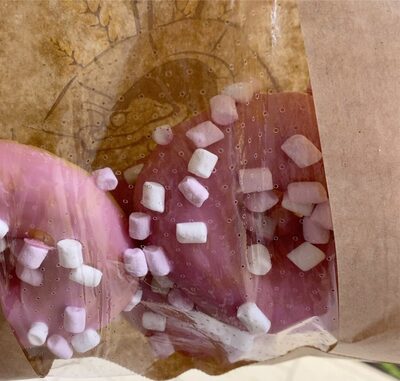 Donut rosa con marshmallowa front packaging