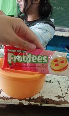 Frootees Strawberry Cookie Sandwich