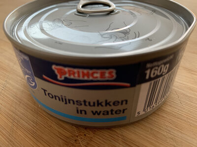 Tonijnstukken in water