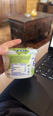 yogurt colato senza grassi con pezzi di pera