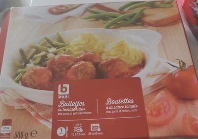 Boulette à la sauce tomate avec purée et haricots verts