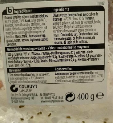 Cubes de fromage et olives vertes