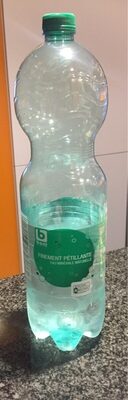 Eau finement pétillante front packaging