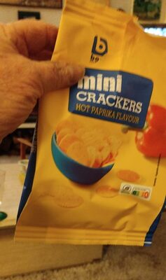 Mini crackers hot paprika flavour front packaging