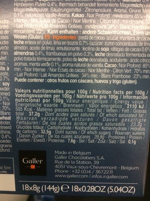 Assortiment de mini tabelttes de dégustation chocolat au lait et noir