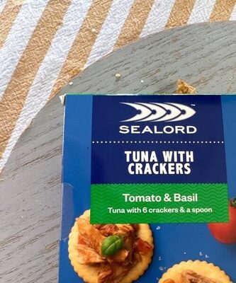Tuna and crackers tomato and basil