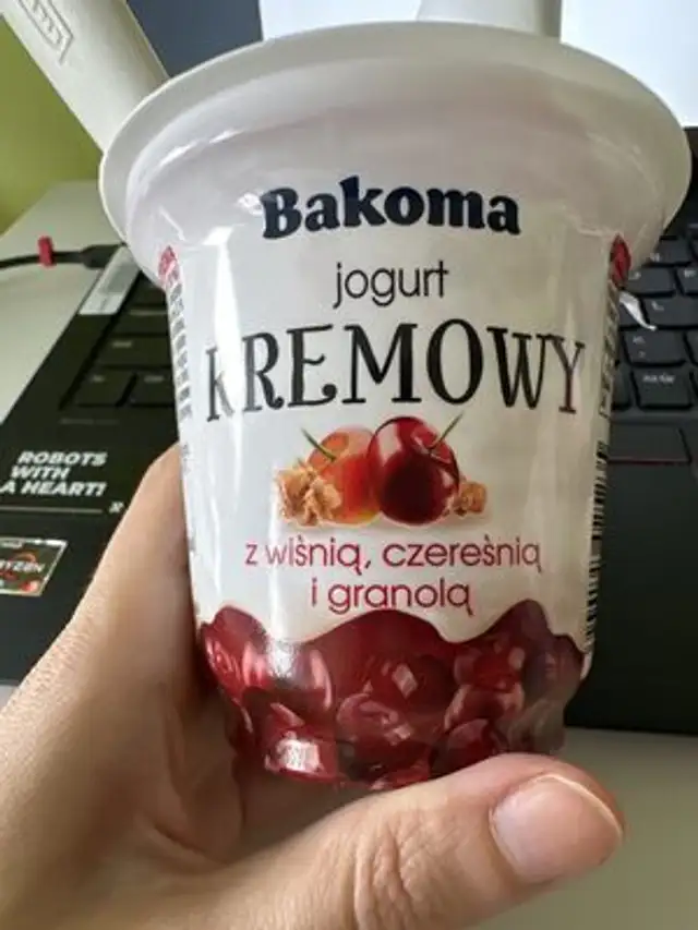 Jogurt kremowy z wiśnią, czereśnią i granolą