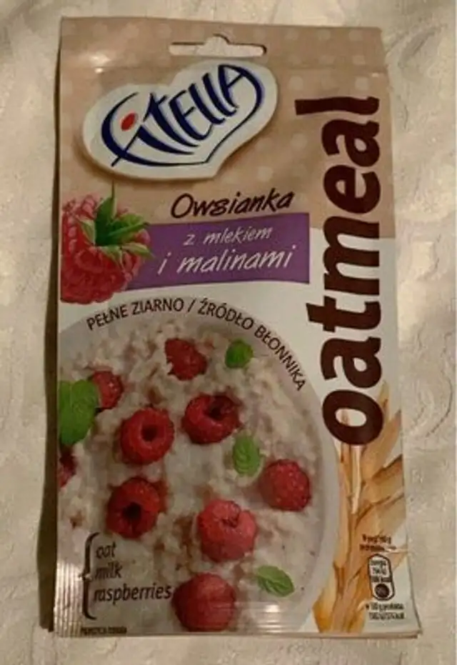 Owsianka z mlekiem i malinami