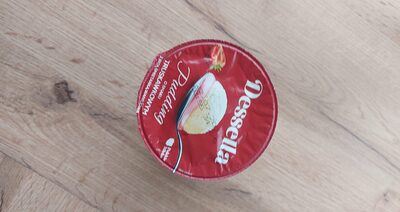 Deser mleczny o smaku truskawkowym z bitą śmietana waniliowa