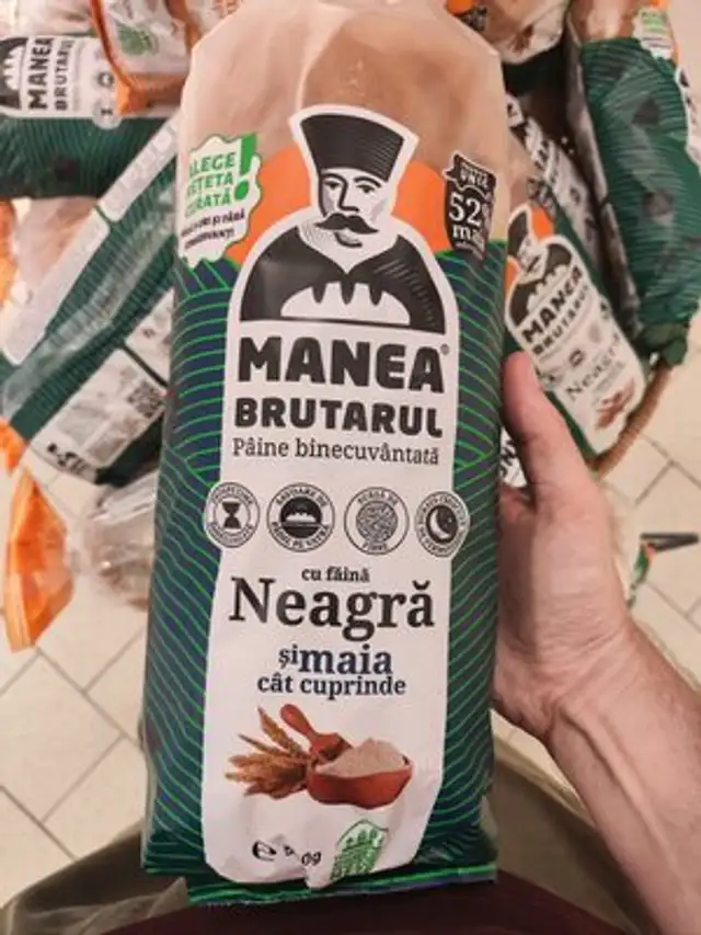 Paine cu faina neagra si maia front packaging