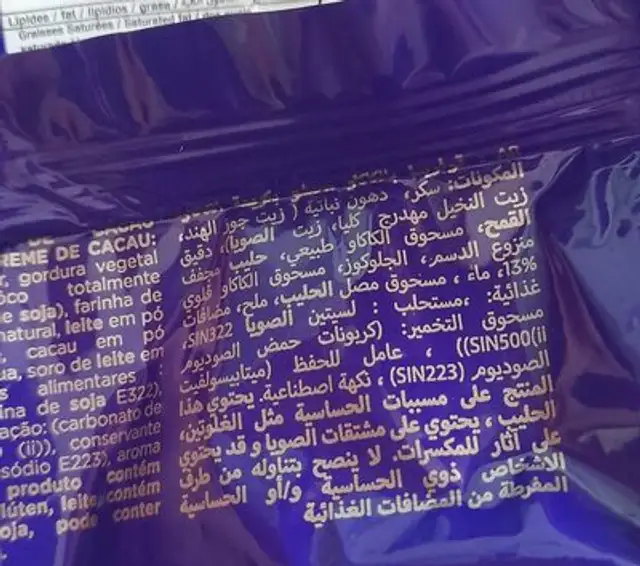 Cocoa wafer filled with cream ingredients label