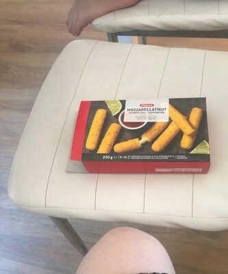 Mozzarella sticks with chili dip