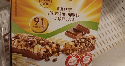 חטיף דגנים עם שוקולד חלב, בוטנים ושקדים front packaging