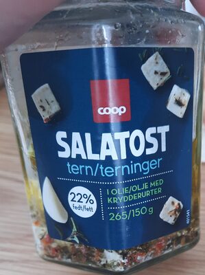 Salatost terninger i olje med krydderurter