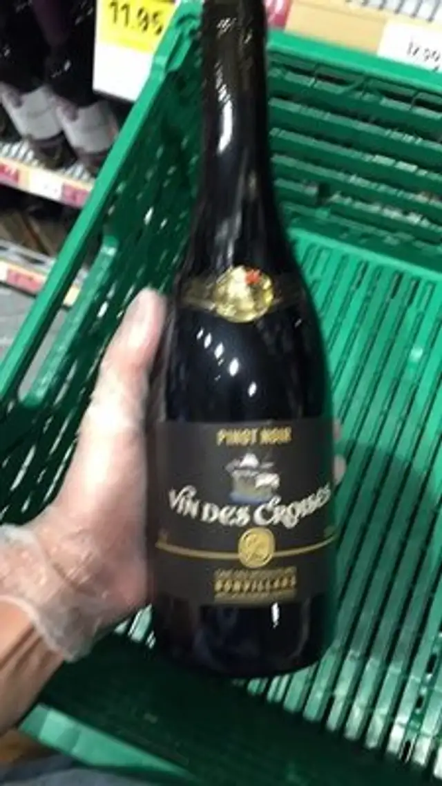 Vin des croisees pinot noir front packaging