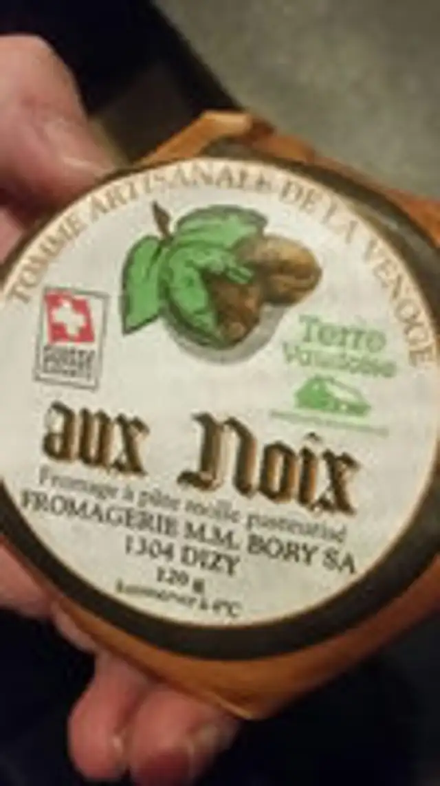 Tomme artisanale de la venoge with nuts