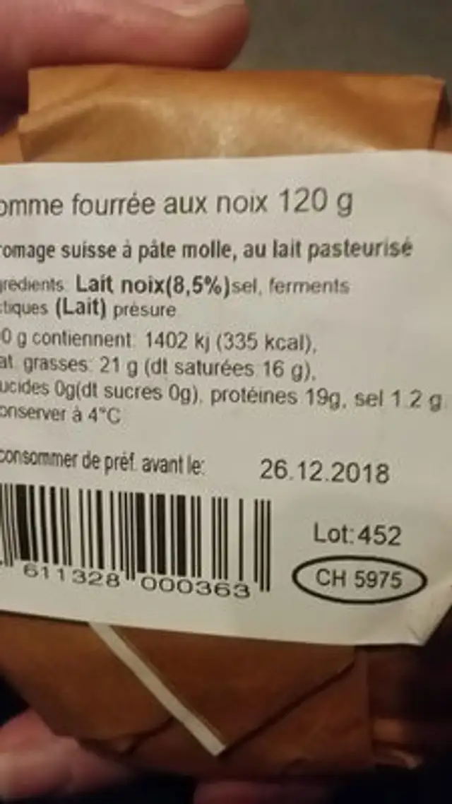 Tomme artisanale de la venoge with nuts ingredients label