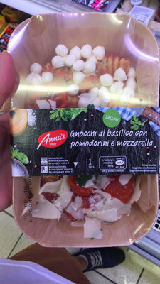 Gnocchi alors basilic with cherry tomatoes and mozzarella