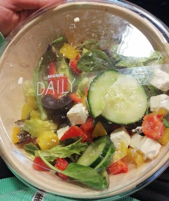 Salade mêlée avec fromage grec en saumure et olives