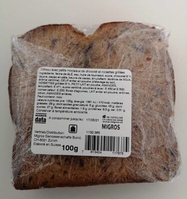 Gâteau avec petits morceaux de chocolat et noisettes grillées