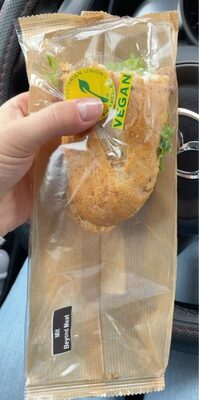 Weizenbrot mit veganem Burger auf Basis von Erbsenprotein