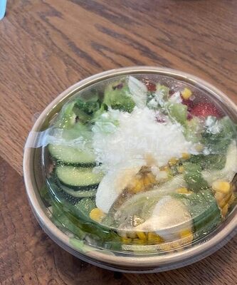 Mischsalat mit Hüttenkäse und gekochtem Ei