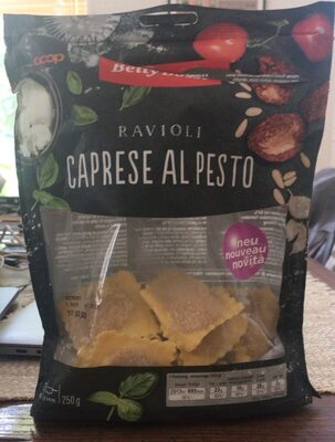 Raviolo caprese al pesto