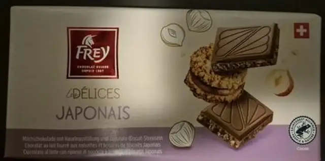 Les délices - Chocolat au lait fourré aux noisette et brisures de biscuits Japonais front packaging