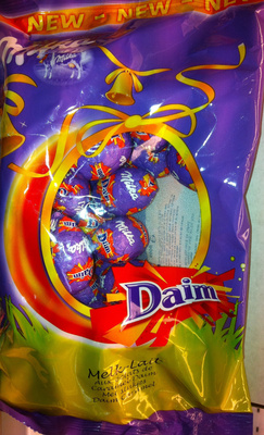 Oeufs de Pâques en chocolat au lait aux éclats de caramel croquant (10%) et amandes