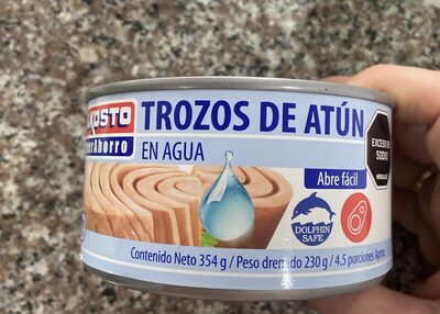 Trozos De Atún En agua