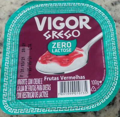 Iogurte com creme e calda de frutas