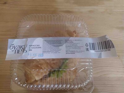 Круассан с лососем