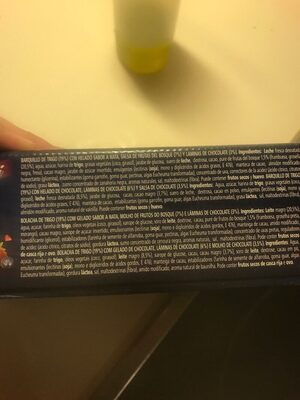 Mini conos de helado de nata y frutos del bosque y chocolate