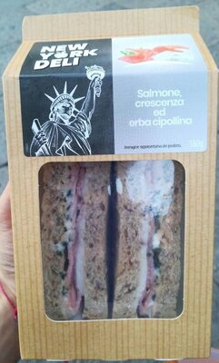 Salmone, crescenza ed erba cipollina