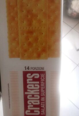 Crackers salati in superficie front packaging
