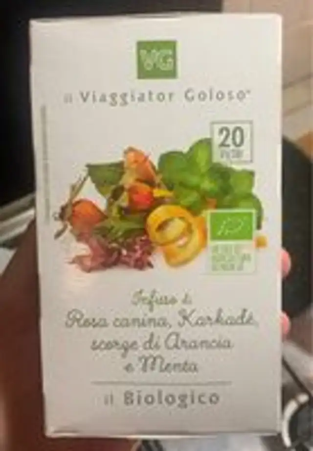 Infuso di rosa canina, karkadè, scorza d’arancia e menta