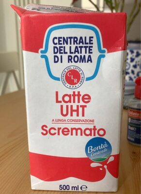 Latte UHT scremato a lunga conservazione front packaging