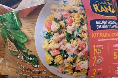 Riccioli frescos con salmon y espinacas front packaging
