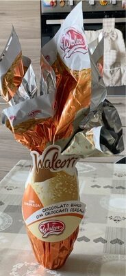 Uovo di pasqua con cioccolato bianco e cereali croccanti