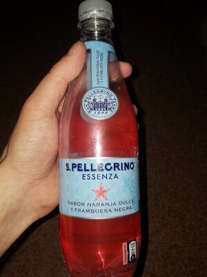 Agua con gas sabor naranja sanguina y frambuesa negra