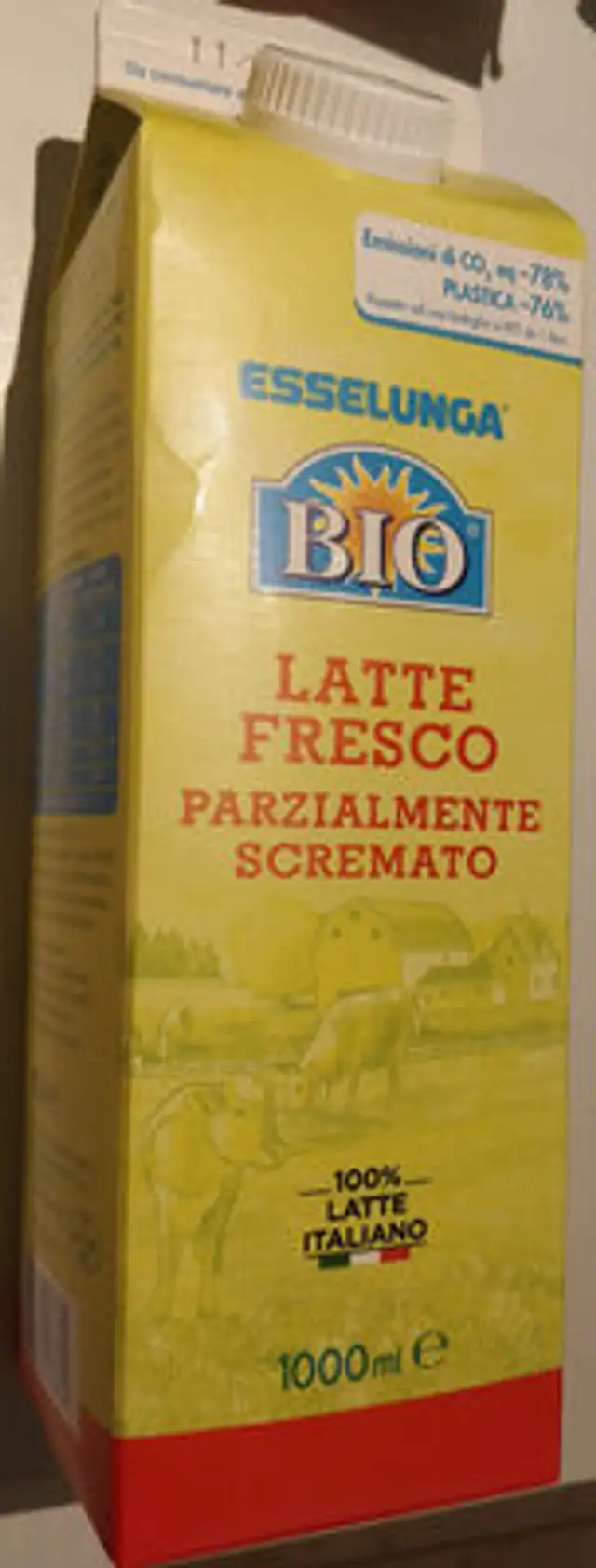 Latte fresco parzialmente scremato biologico front packaging
