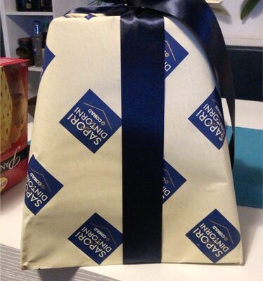 Pandoro incartato a mano