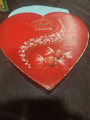 Lindt Lindor Milk Heart Box front packaging