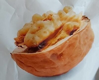 Noci sguscia e gusta