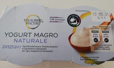 Yogurt magro naturale front packaging