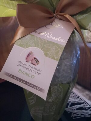 Uovo di Pasqua bianco Pralinato a mano con pistacchi tostati