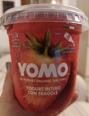 Yogurt intero con fragole front packaging