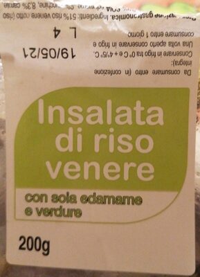 Insalata di riso venere con soia edamame e verdure