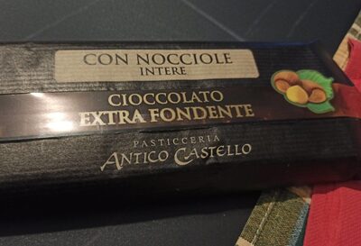 Cioccolato extra fondente con nocciole