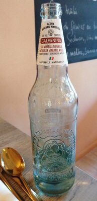 Eau minérale naturelle front packaging